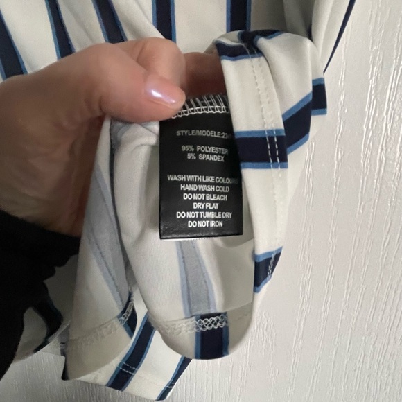 🆕 White blue stripe size medium - Picture 4 of 10